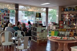 Leemos Más Libros y café